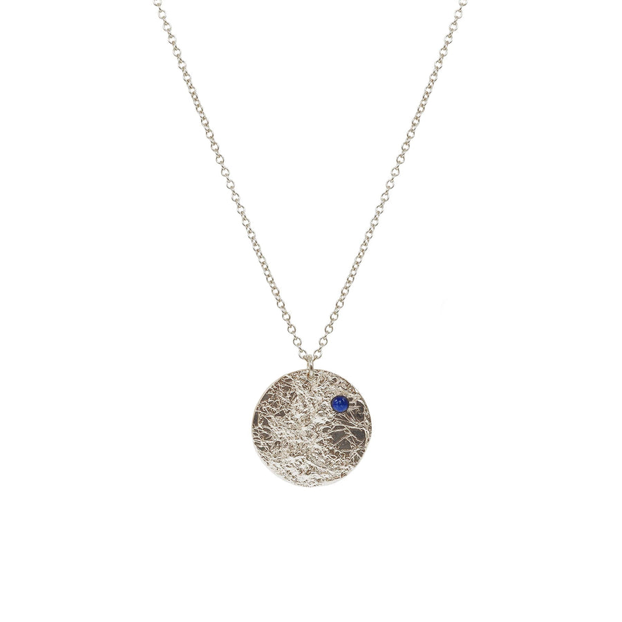 sautoir médaille froissée rhodium avec pierre lapis lazuli bleu